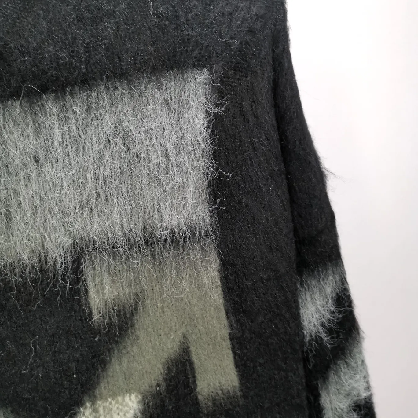 Additional details - the new top-notch proven version OFFWHITE (OW) gradient mohair striped arrow sweater hoodie gradient rendering arrow couple sweater Mohair sweater OW will be released every year 🛒 The same style and ever-changing colors, really no girl does not love it, it is super suitable for wearing under a down jacket in winter, and will not be bloated! If the lower body is missing, their favorite os version🙋🏻‍♀️ intuitively adds natural softness and fairy beauty effect, which is the best choice! The upper body is lightweight and does not weigh down the body while keeping warm. The sleeves and the gradient arrow parts on the back are repeatedly patterned until the gradient level is satisfied before large-scale products are released. The craftsmanship is extremely demanding. Each sweater is woolen at least ten times to give it a plush, thick feel and good fluffiness! ✅ Fabric composition: 50% mohair 32 spandex 18% wool, three-level anti-pilling Color: black and white gradient Sizes Mohair is lighter and softer, so be careful not to machine wash it, not machine washable! ! emphasize! !  ⚠️Hand wash with warm water and cold water P:440